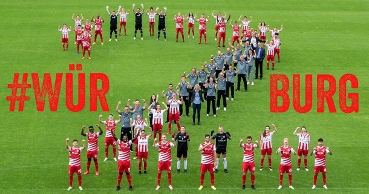 Würzburger Kickers mit beiden ZweitligaAufsteigern als Mannschaftsbild