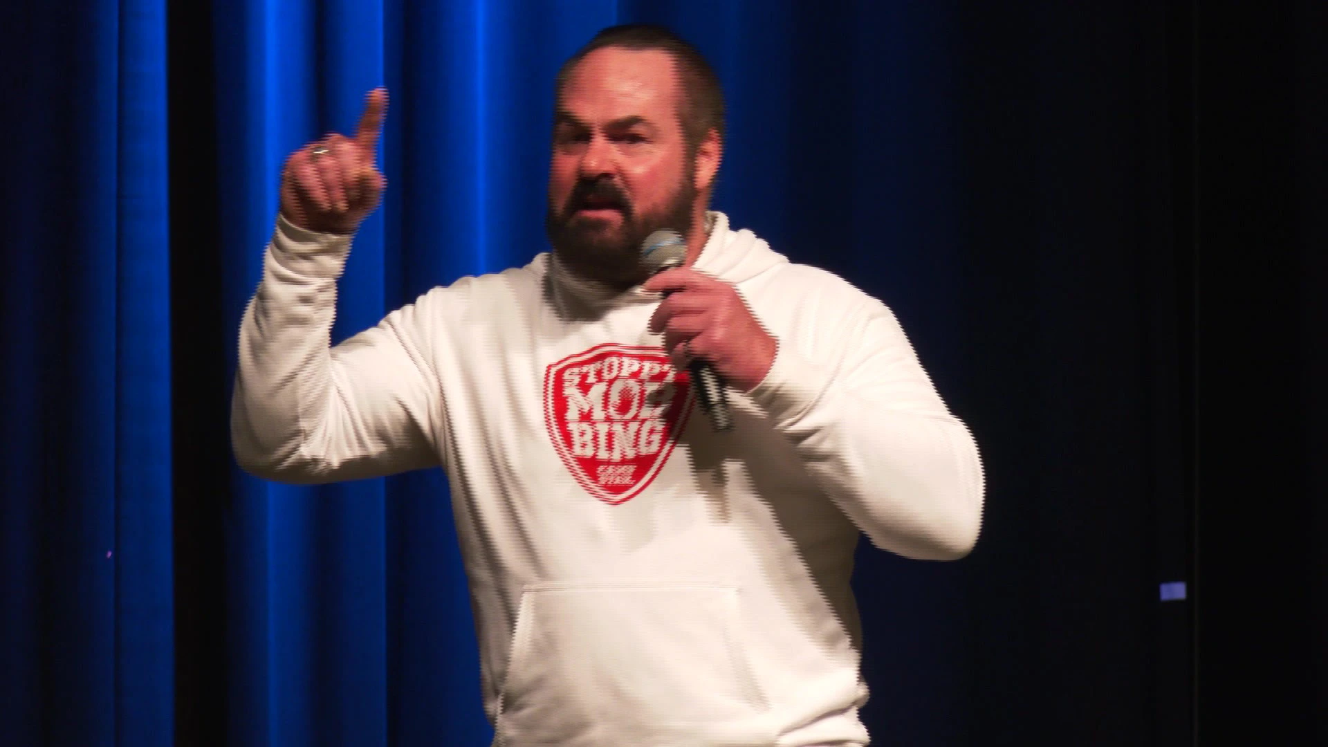 Mobbing tötet – Carsten Stahl rüttelt Schülerinnen und Schüler in Bad  Neustadt wach