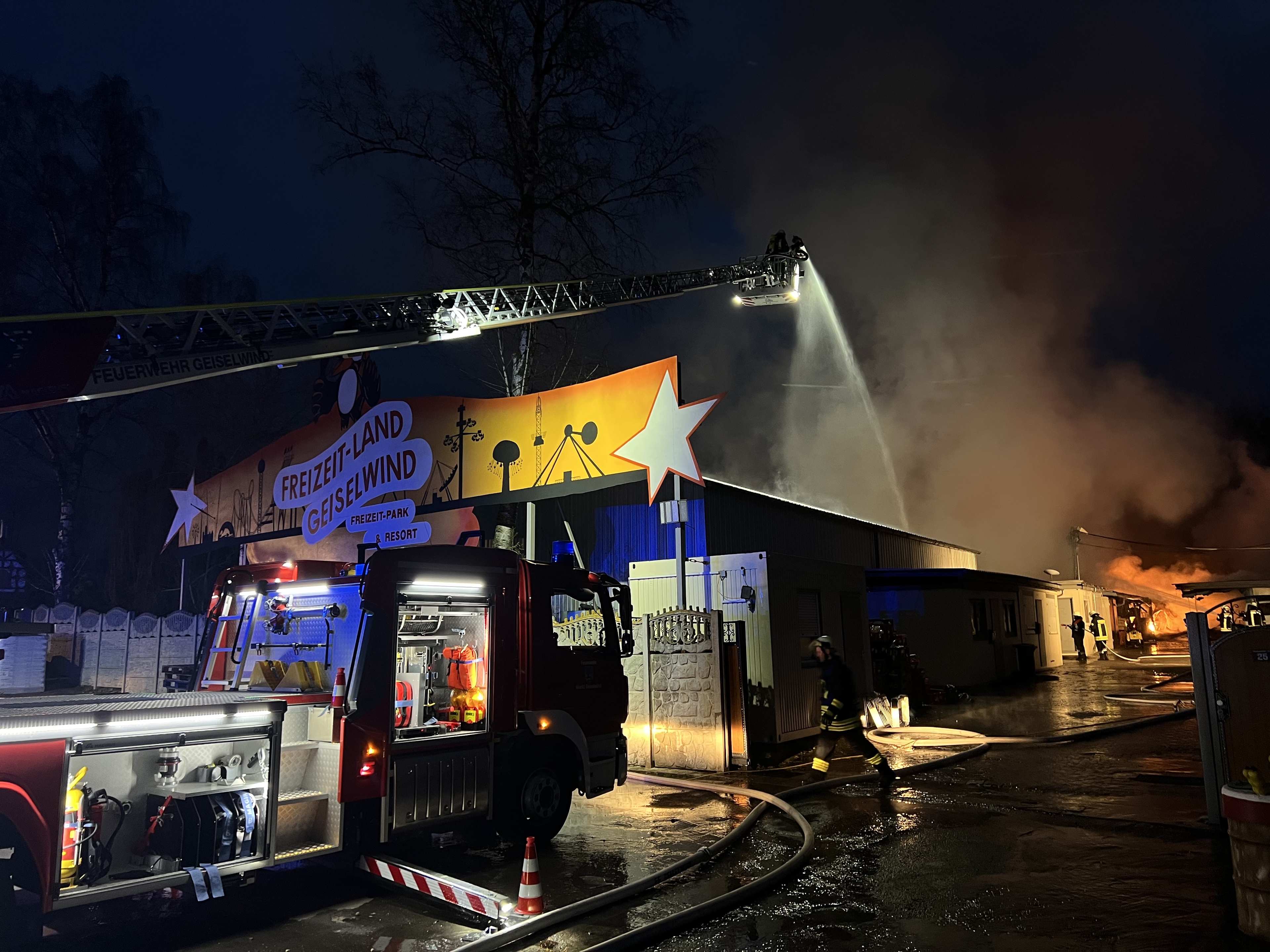 Großbrand im Freizeitland Geiselwind – Ursache noch unklar | TV Mainfranken